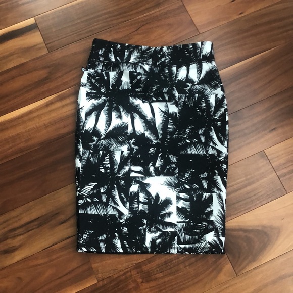FABLETICS NEW BLACK&WHITE PALM TREE PENCIL SKIRT - Picture 8 of 9